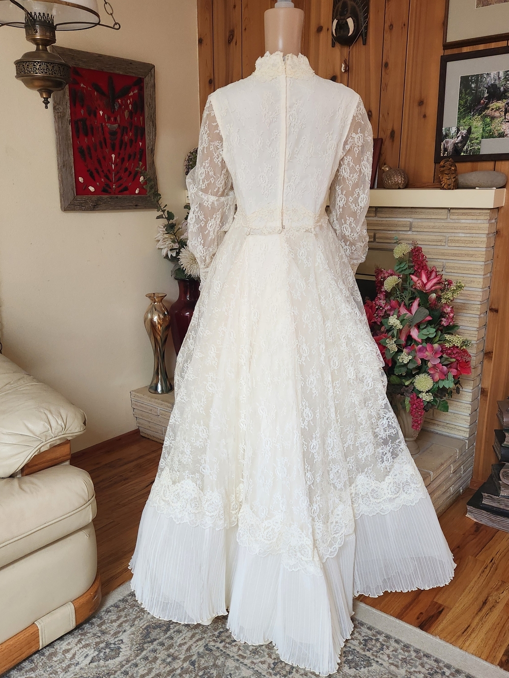 Rare 1960s Victorian Lace Wedding Set: Rose Detail Hat, Veil & Bustled Gown - Picture 9 of 16